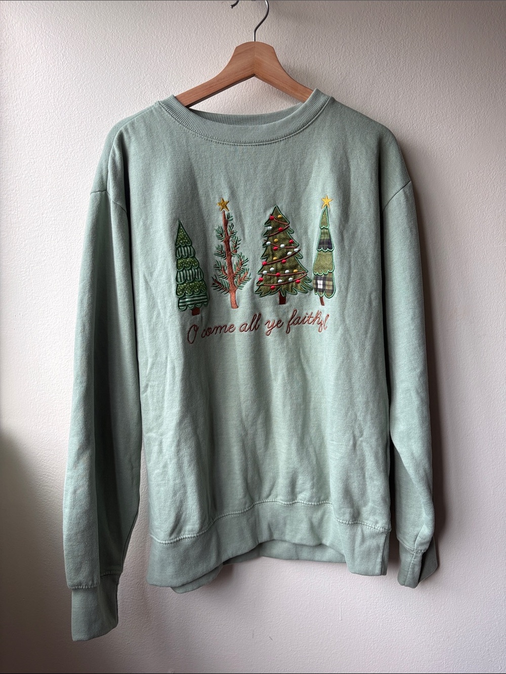 Love in Faith Women’s Embroidered “O come all ye faithful” sweatshirt Large